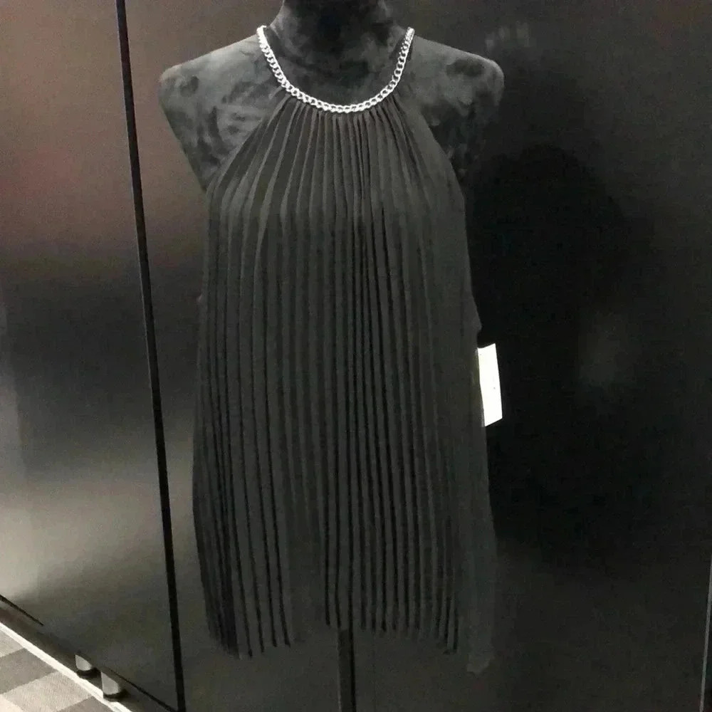 Michael Kors sleeveless pleated top silver chain neck line Size XL